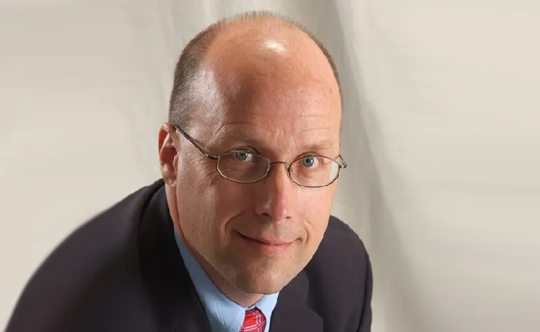 Headshot- L. Kohl
